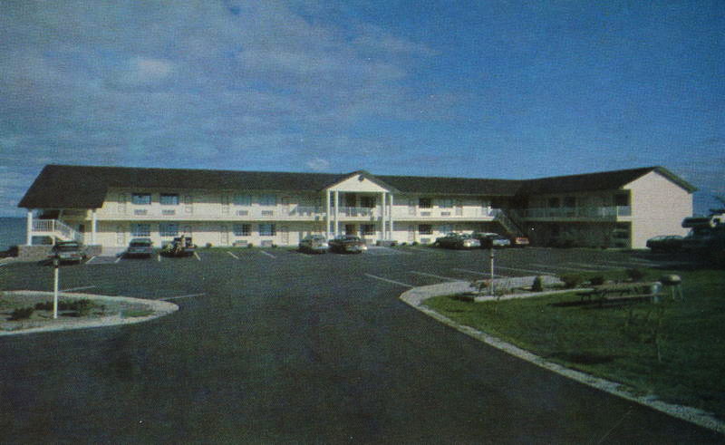 Quality Inn Lakefront (Heritage Inn Motel) - Vintage Postcard (newer photo)